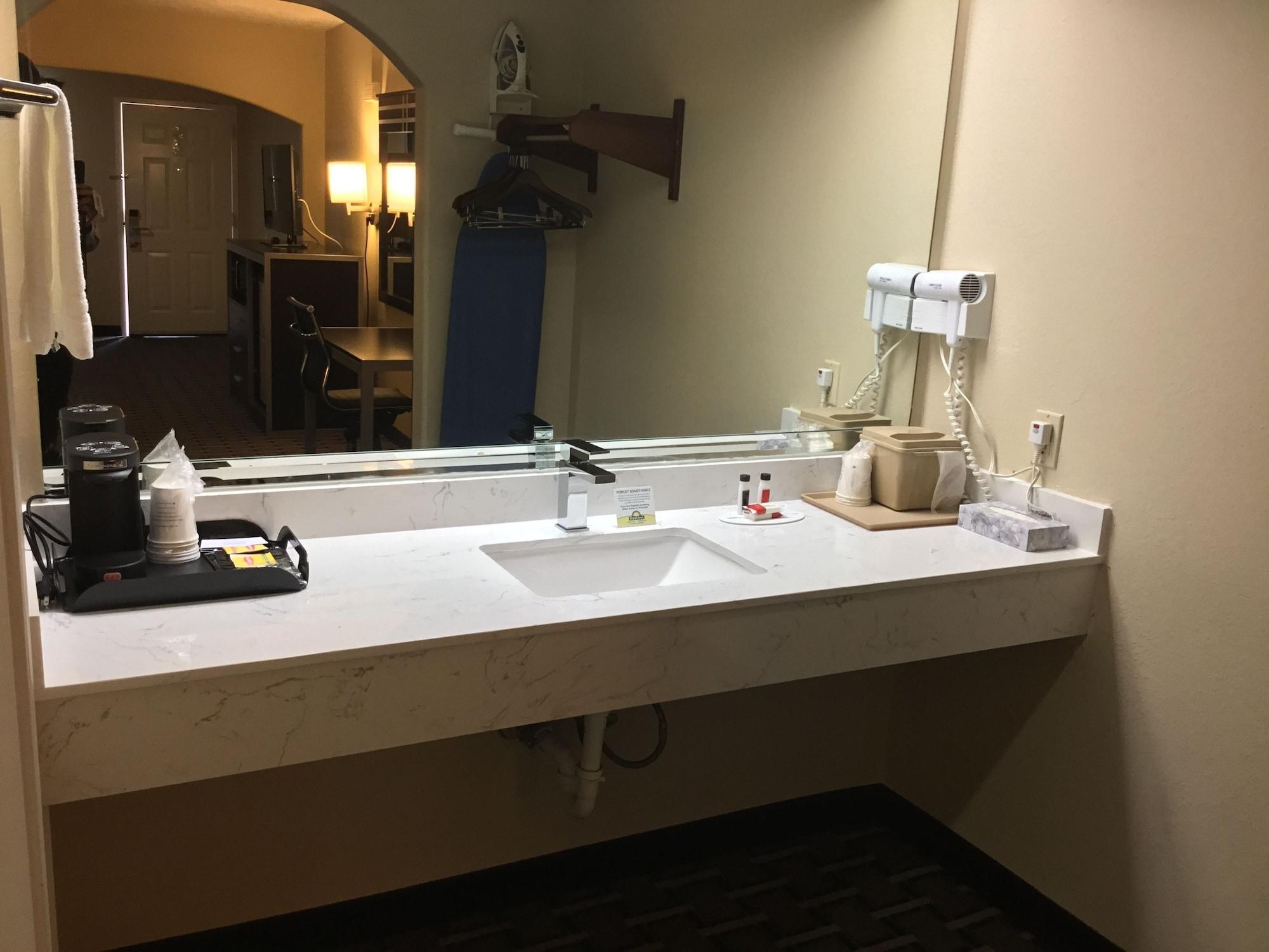 Days Inn & Suites By Wyndham Houston North - Спринг Екстериор снимка