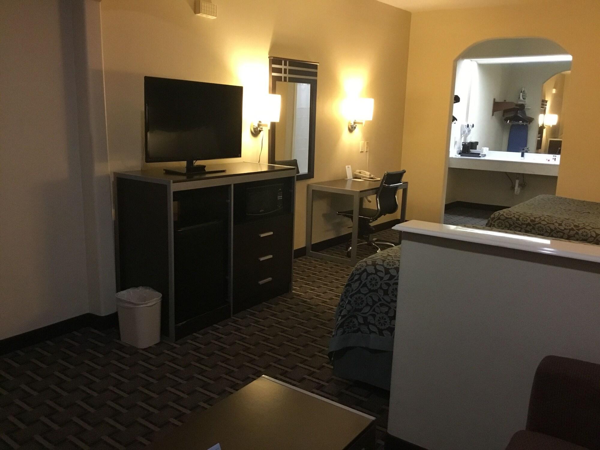 Days Inn & Suites By Wyndham Houston North - Спринг Екстериор снимка