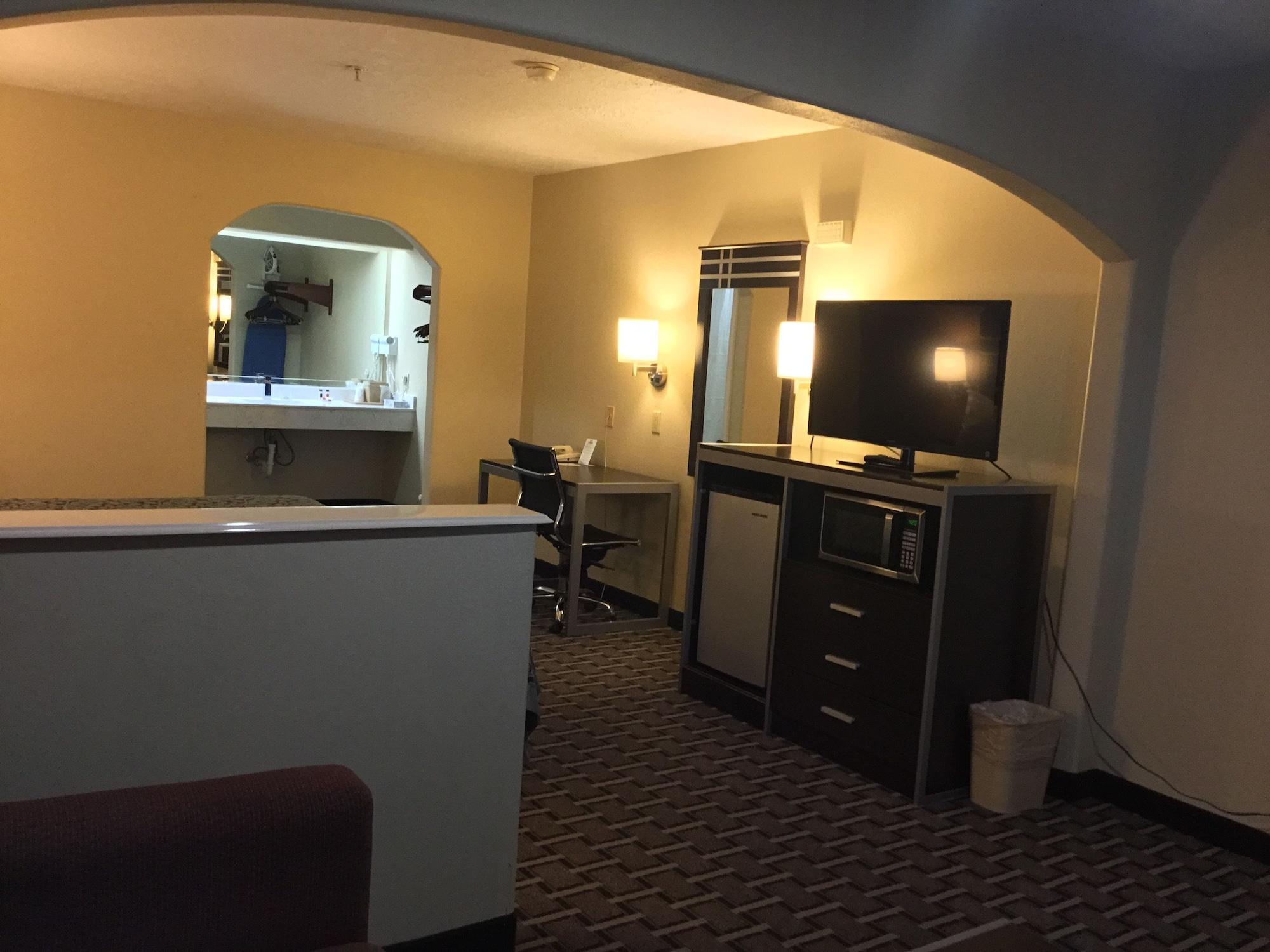 Days Inn & Suites By Wyndham Houston North - Спринг Екстериор снимка