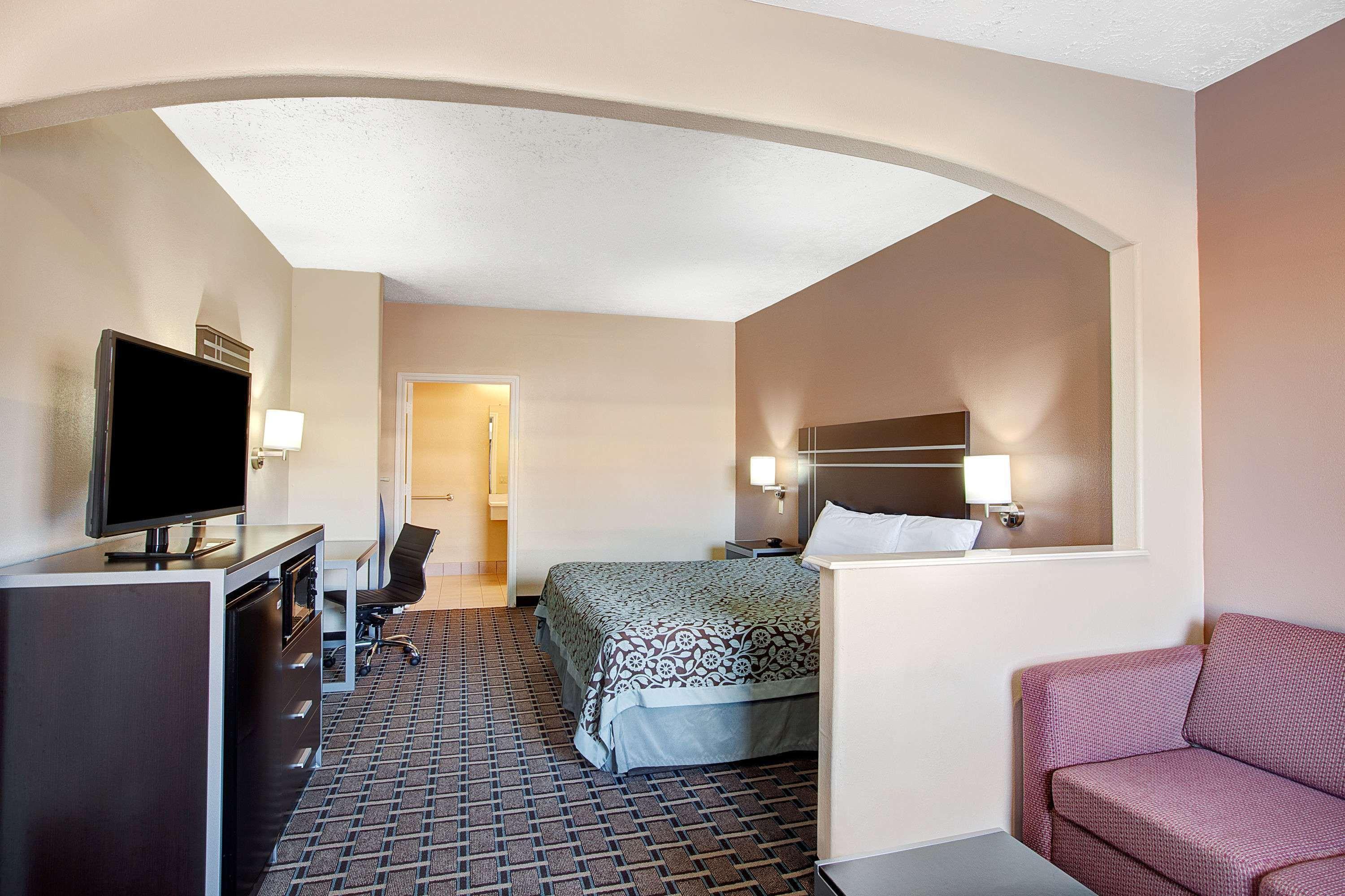 Days Inn & Suites By Wyndham Houston North - Спринг Екстериор снимка