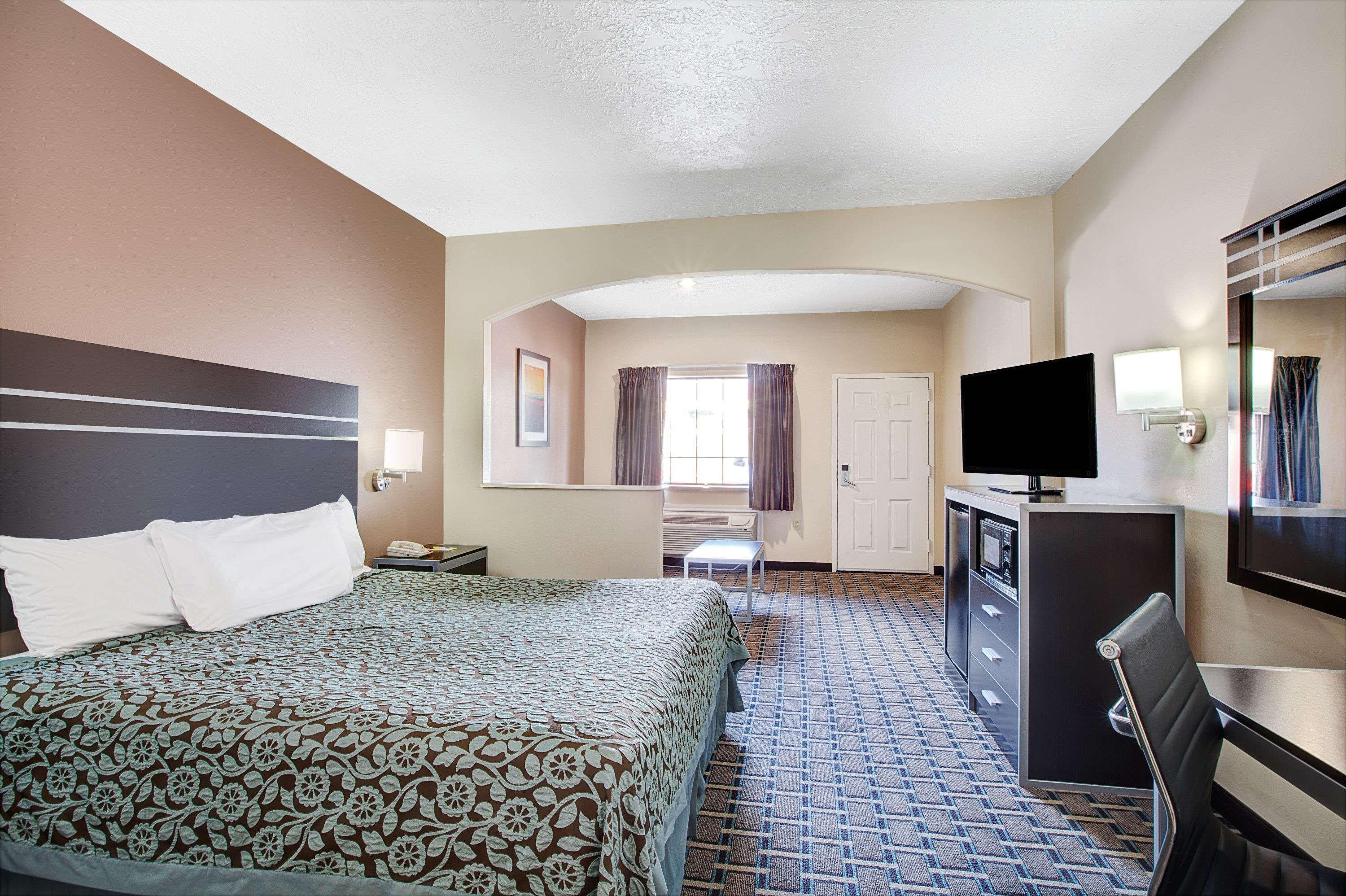 Days Inn & Suites By Wyndham Houston North - Спринг Екстериор снимка