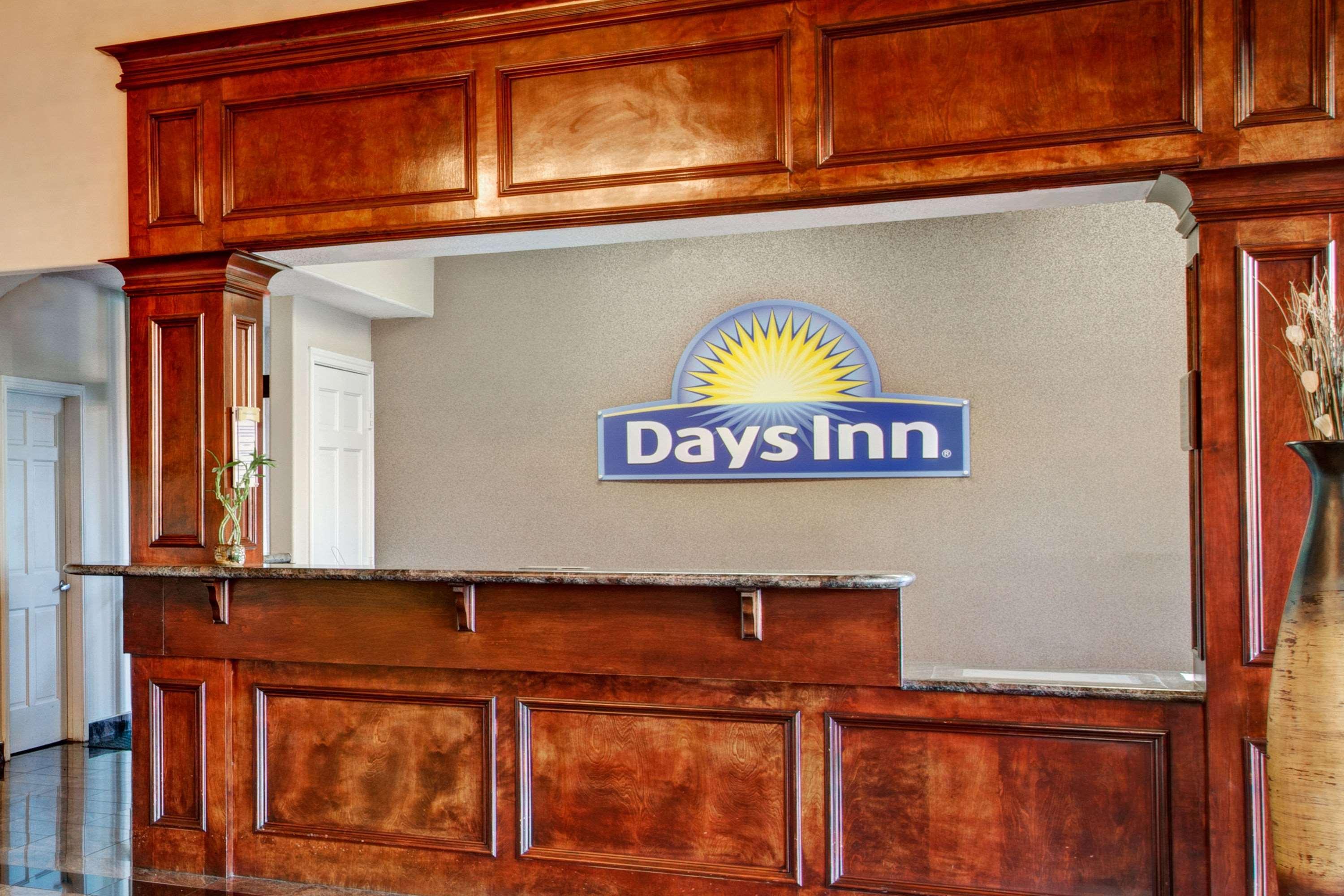 Days Inn & Suites By Wyndham Houston North - Спринг Екстериор снимка