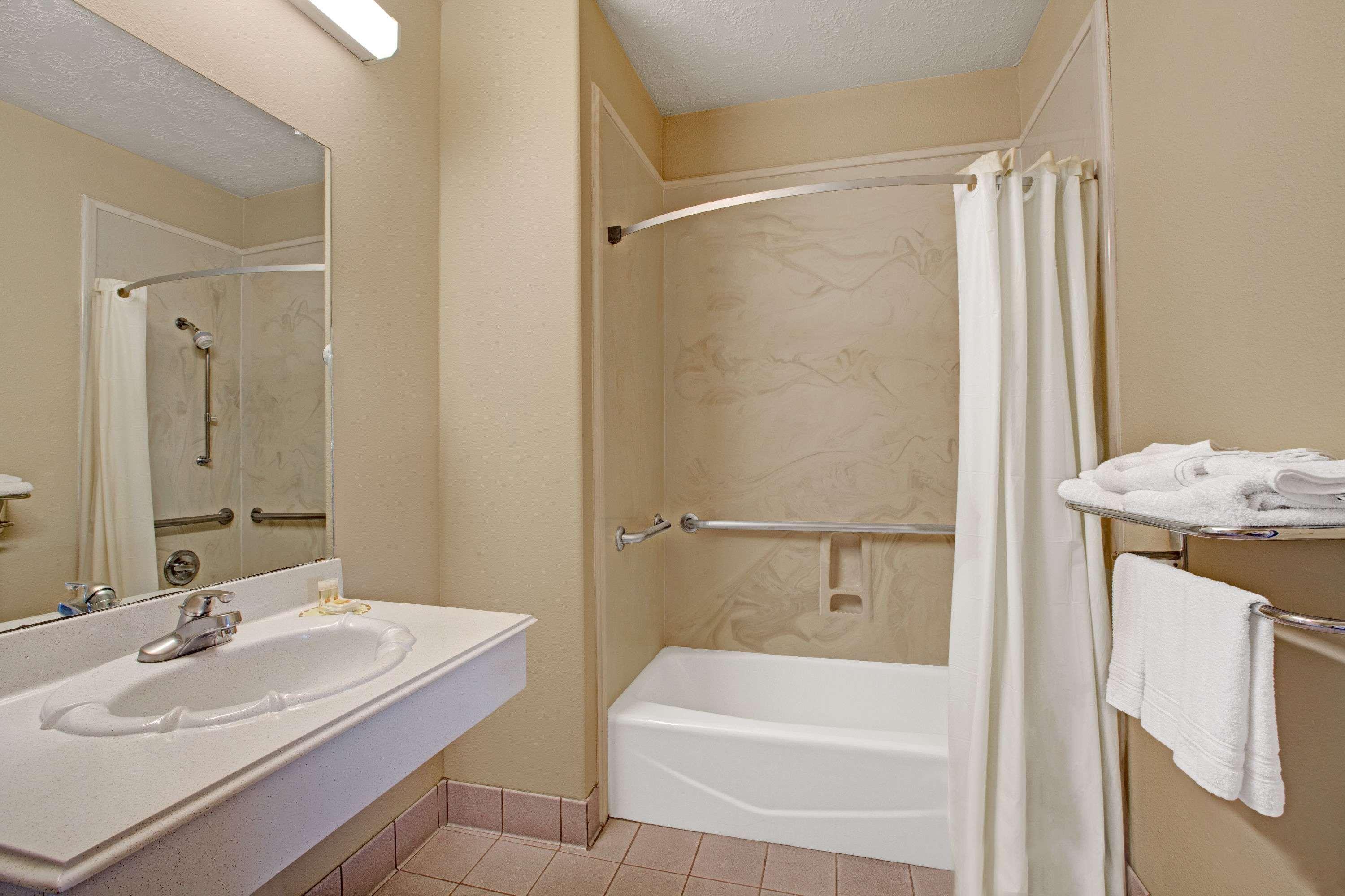 Days Inn & Suites By Wyndham Houston North - Спринг Екстериор снимка