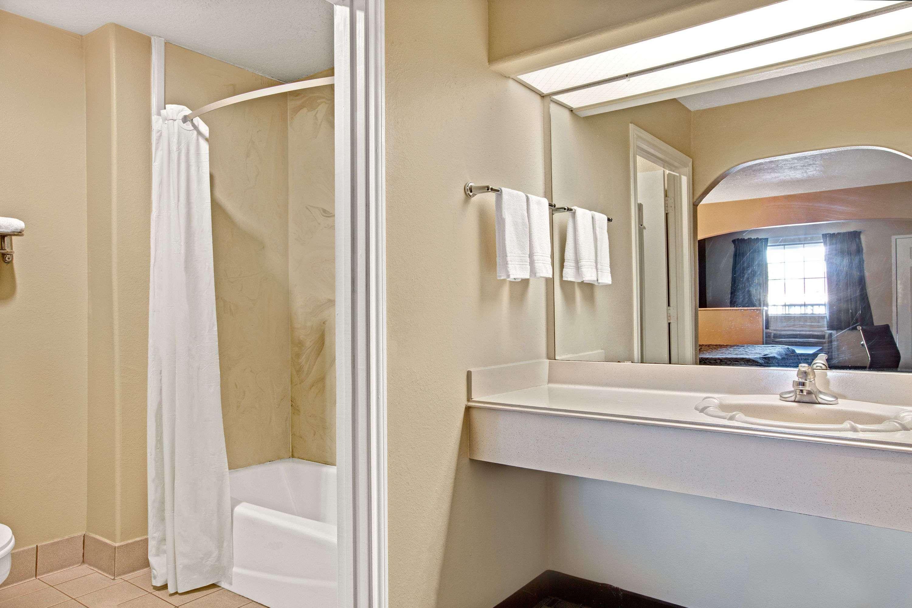 Days Inn & Suites By Wyndham Houston North - Спринг Екстериор снимка