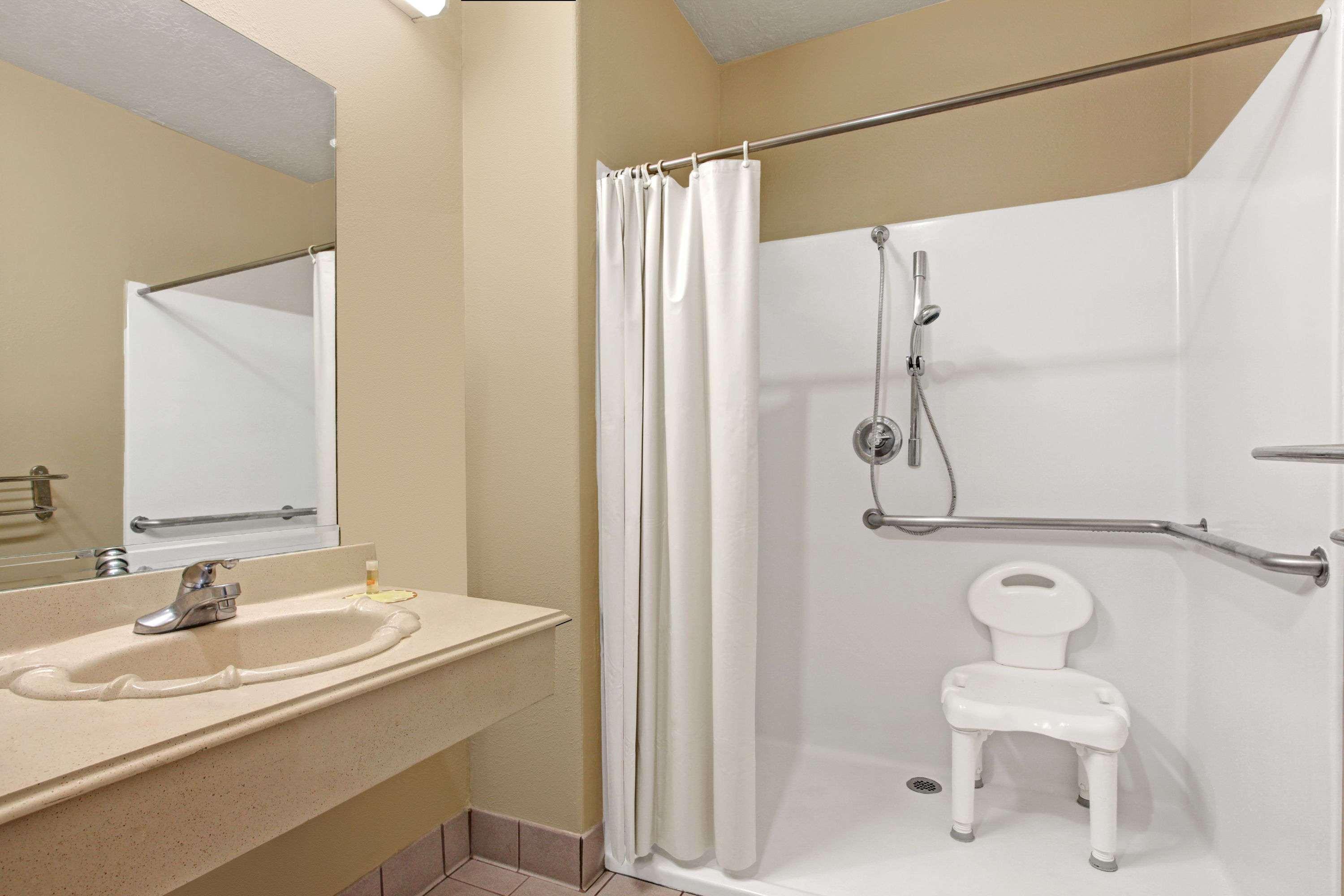 Days Inn & Suites By Wyndham Houston North - Спринг Екстериор снимка