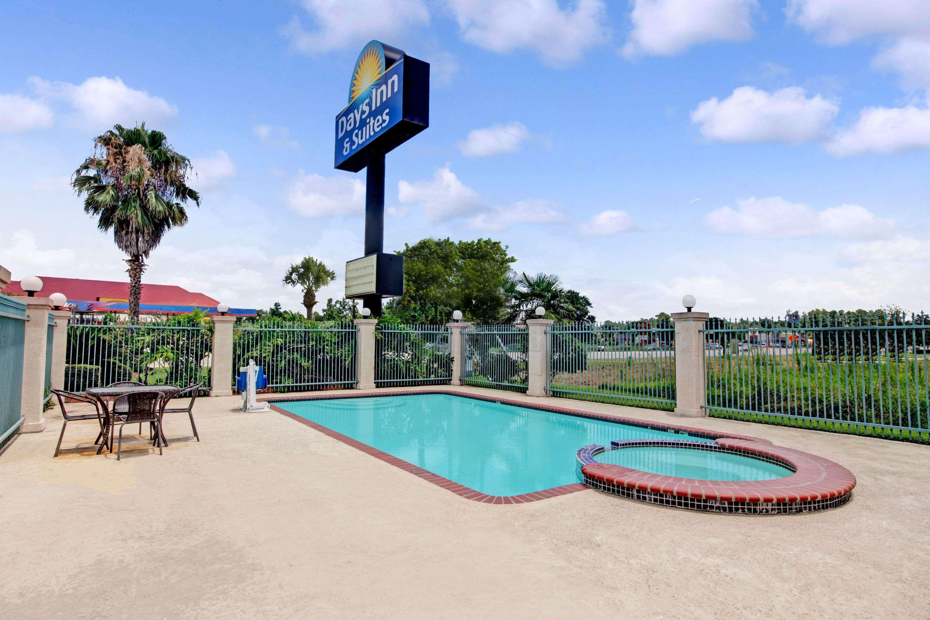 Days Inn & Suites By Wyndham Houston North - Спринг Екстериор снимка
