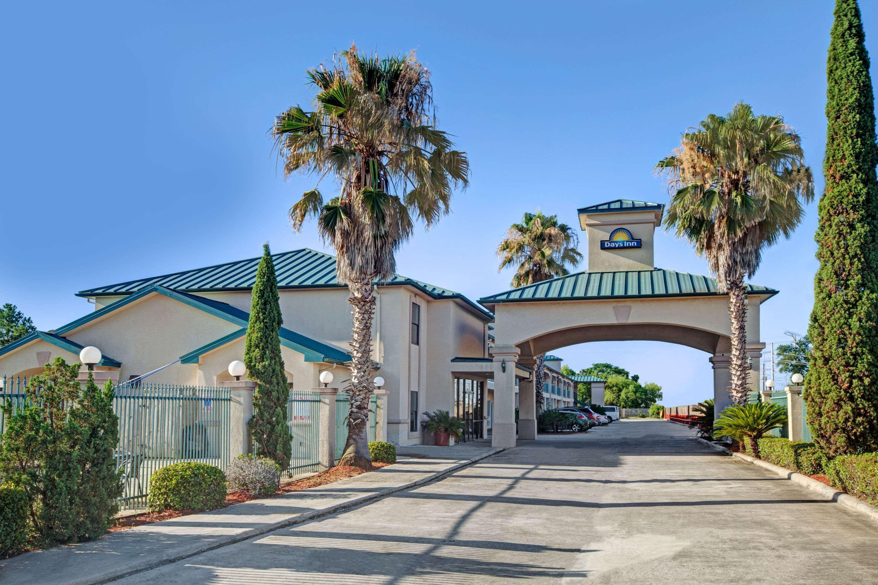 Days Inn & Suites By Wyndham Houston North - Спринг Екстериор снимка
